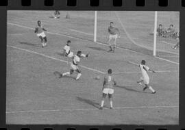 Fotografia "CAMPEONATO CARIOCA DE PROFISSIONAIS DE 1963 (1º TURNO) Jogos - Campeonato Carioca. Flamengo x Madureira (5 x 0) - Vasco x América (2 x 0) e Fluminense x Portuguesa (1 x 1). e Peter Kedzierski, homem voador dos EUA, (Vôo)" ([Local n/d] , 1963) [negativo]. / Fotógrafo(a): Equipe.  -- ITEM-0029.