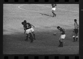 Fotografia "FUTEBOL = 'CAMPEONATO CARIOCA DE PROFISSIONAIS' Jogo Flamengo x Botafogo (3 x 1), America x Portuguesa (2 x 1), Madureira x Bangu (1 x 2), C. Grande x S. Cristovão (1 x 0) e C. Rio x Olaria (1 x 7), Reportagem de Esporte" ([Local n/d] , 1963) [negativo]. / Fotógrafo(a): Equipe.  -- ITEM-0099.