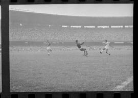 Fotografia "CAMPEONATO CARIOCA DE PROFISSIONAIS DE 1963 (1º TURNO) Jogos - Campeonato Carioca. Flamengo x Madureira (5 x 0) - Vasco x América (2 x 0) e Fluminense x Portuguesa (1 x 1). e Peter Kedzierski, homem voador dos EUA, (Vôo)" ([Local n/d] , 1963) [negativo]. / Fotógrafo(a): Equipe.  -- ITEM-0015.