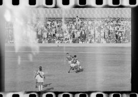 Fotografia "Jogos Campeonato Carioca; 'CAMPEONATO CARIOCA DE 1963' de PROFISSIONAIS (1º Turno) Jogos Vasco x Fluminense (3 x 1) Botafogo x Canto do Rio (3 x 0) America x Madureira (5 x 2) e Olaria x Portuguesa, Reportagem de Esporte" ([Local n/d] , 1963) [negativo]. / Fotógrafo(a): Equipe.  -- ITEM-0004.