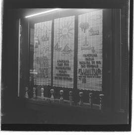 Fotografia "VITRINE 'FLUMITUR', Reportagem de Danton" ([Local n/d] , 1962) [negativo]. / Fotógrafo(a): Publicidade.  -- ITEM-0004.