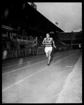 Fotografia "Atletismo" ([Local n/d] , [Data n/d]) [negativo]. / Fotógrafo(a): Domício.  -- ITEM-0006.