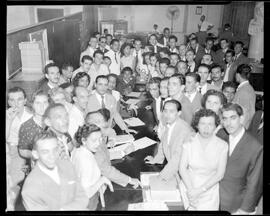 Fotografia "Empregados da Drogaria Pacheco na redação" ([Local n/d] , [Data n/d]) [negativo]. / Fotógrafo(a): [Autoria n/d].  -- ITEM-0001.