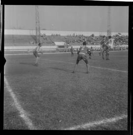 Fotografia "CAMPEONATO CARIOCA DE PROFISSIONAIS de 1963' FUTEBOL" ([Local n/d] , 1963) [negativo]. / Fotógrafo(a): Equipe.  -- ITEM-0007.