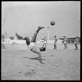 Fotografia "Futebol, treino do Selecionado Brasileiro no Chile" ([Local n/d] , [Data n/d]) [negativo]. / Fotógrafo(a): [Autoria n/d].  -- ITEM-0001.