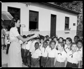 Fotografia "Escola Regional de Merity Caxias" ([Local n/d] , [Data n/d]) [negativo]. / Fotógrafo(a): Ernani Contursi.  -- ITEM-0003.