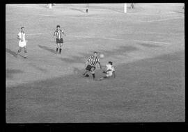 Fotografia "CAMPEONATO CARIOCA DE PROFISSIONAIS DE 1963' (1º TURNO) Jogo Botafogo x Campo Grande (2 x 0)" ([Local n/d] , 1963) [negativo]. / Fotógrafo(a): Demócrito; Ribeiro.  -- ITEM-0020.