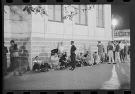 Fotografia "MONTEPIO DOS SERVIDORES DO ESTADO DA GUANABARA Filas para recebimentos no Montipio da Guanabara, Reportagem de Zé Carlos" ([Local n/d] , 1963) [negativo]. / Fotógrafo(a): Adyr Vieira.  -- ITEM-0001.