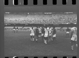 Fotografia "FLUMINENSE X BONSUCESSO; 'CAPEONATO [CAMPEONATO] CARIOCA DE FUTEBOL PROFISSIONAIS' Jogo no Maracanã - Fluminense x Bonsucesso (3x0), sendo que este jogo foi anulado devido a irregularidade havida), Reportagem de Esporte" ([Local n/d] , 1963) [negativo]. / Fotógrafo(a): Demócrito; Ribeiro.  -- ITEM-0038.