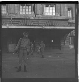 Fotografia "Greve dos Ferroviários da Leopoldina' Greve dos Ferroviários (Reportagem com na Estação de Barão de Mauá), Reportagem de Duarte" ([Local n/d] , 1963) [negativo]. / Fotógrafo(a): Gomes.  -- ITEM-0003.