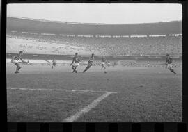 Fotografia "FUTEBOL = 'CAMPEONATO CARIOCA DE PROFISSIONAIS' Jogo Flamengo x Botafogo (3 x 1), America x Portuguesa (2 x 1), Madureira x Bangu (1 x 2), C. Grande x S. Cristovão (1 x 0) e C. Rio x Olaria (1 x 7), Reportagem de Esporte" ([Local n/d] , 1963) [negativo]. / Fotógrafo(a): Equipe.  -- ITEM-0163.