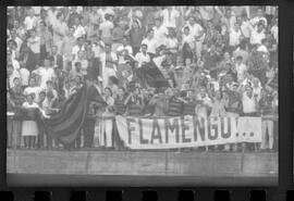 Fotografia "FUTEBOL = 'CAMPEONATO CARIOCA DE PROFISSIONAIS' Jogo Flamengo x Botafogo (3 x 1), America x Portuguesa (2 x 1), Madureira x Bangu (1 x 2), C. Grande x S. Cristovão (1 x 0) e C. Rio x Olaria (1 x 7), Reportagem de Esporte" ([Local n/d] , 1963) [negativo]. / Fotógrafo(a): Equipe.  -- ITEM-0300.