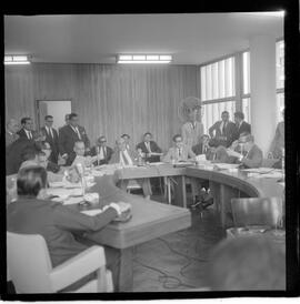 Fotografia "JOÃO LYRA Fº; 'ASSEMBLÉA LEGISLATIVA DA GB.' Ministro João Lyra Filho, na C.P.I. (Depoimento na Comissão de Finançcas da Assembléia Legislativa da GB, com relação a prestação de contas do Governo de Carlos Lacerda)" ([Local n/d] , 1963) [negativo]. / Fotógrafo(a): Rodolpho.  -- ITEM-0009.