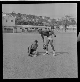 Fotografia "Botafogo F. R.' Garrincha e Quarentinha em treino especial com o preparador físico Adalberto" ([Local n/d] , 1963) [negativo]. / Fotógrafo(a): Democrito.  -- ITEM-0011.