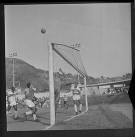 Fotografia "FUTEBOL = 'CAMPEONATO CARIOCA DE PROFISSIONAIS' Jogo Flamengo x Botafogo (3 x 1), America x Portuguesa (2 x 1), Madureira x Bangu (1 x 2), C. Grande x S. Cristovão (1 x 0) e C. Rio x Olaria (1 x 7), Reportagem de Esporte" ([Local n/d] , 1963) [negativo]. / Fotógrafo(a): Equipe.  -- ITEM-0349.