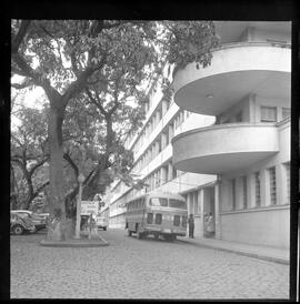 Fotografia "Calamidades em hospitais da [G.P.] rep. para IB Teixeira; 'HOSPITAL PEDRO ERNESTO' Hospital Pedro Ernesto, rep. s/ 'calamidade' (Reportagem com o Deputado Ib Teixeira), Reportagem de Ib Teixeira" ([Local n/d] , 1963) [negativo]. / Fotógrafo(a): Méra.  -- ITEM-0003.