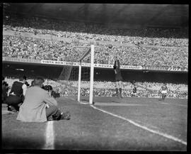 Fotografia "Esporte - futebol - Vasco x Palmeiras" ([Local n/d] , [Data n/d]) [negativo]. / Fotógrafo(a): Ângelo.  -- ITEM-0009.