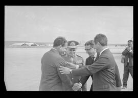 Fotografia "Jango em Recife; Jango Goulart em Recife. sendo recebido pelo Governador Miguel Arraes no Aeroporto do Estado.)" ([Local n/d] , 1963) [negativo]. / Fotógrafo(a): Sucursal.  -- ITEM-0010.