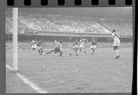 Fotografia "Jogos Campeonato Carioca; 'CAMPEONATO CARIOCA DE 1963' de PROFISSIONAIS (1º Turno) Jogos Vasco x Fluminense (3 x 1) Botafogo x Canto do Rio (3 x 0) America x Madureira (5 x 2) e Olaria x Portuguesa, Reportagem de Esporte" ([Local n/d] , 1963) [negativo]. / Fotógrafo(a): Equipe.  -- ITEM-0048.