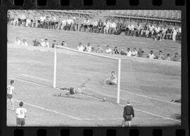 Fotografia "CAPEONATO [CAMPEONATO] CARIOCA DE 1963' (PROFISSIONAIS) (1º Turno) Jogo Famengo [Flamengo] x Campo Grande (5 x 0); Jogo Flamengo e Campo Grande, Reportagem de Esporte" ([Local n/d] , 1963) [negativo]. / Fotógrafo(a): Ribeiro; Demócrito.  -- ITEM-0087.