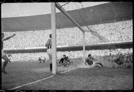 Fotografia "Futebol - R.J. (Copa Rio - 1951) (Maracanã) Juventus 2 (Itália) x Palmeiras 2 (Brasil), Repórter: Equipe, Seção: Esportes" ([Local n/d] , 1951) [negativo]. / Fotógrafo(a): Equipe.  -- ITEM-0003.