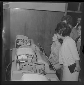 Fotografia "CONGRESSO DE EDUCAÇÃO FÍSICA' Redação - Congresso de Educação Física (Visita de duas jovens na redação de UH), Reportagem de Theba" ([Local n/d] , 1963) [negativo]. / Fotógrafo(a): Roberto.  -- ITEM-0002.