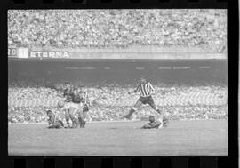 Fotografia "FUTEBOL = 'CAMPEONATO CARIOCA DE PROFISSIONAIS' Jogo Flamengo x Botafogo (3 x 1), America x Portuguesa (2 x 1), Madureira x Bangu (1 x 2), C. Grande x S. Cristovão (1 x 0) e C. Rio x Olaria (1 x 7), Reportagem de Esporte" ([Local n/d] , 1963) [negativo]. / Fotógrafo(a): Equipe.  -- ITEM-0091.