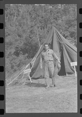 Fotografia "Manobras em Ribeirão das Lages (Paraquedistas: Sobrevivência na Selva operação); 'PARAQUEDISTAS' PARAQUEDISTAS em manobra em Ribeirão das Lages" ([Local n/d] , 1963) [negativo]. / Fotógrafo(a): Méra; Caban.  -- ITEM-0026.