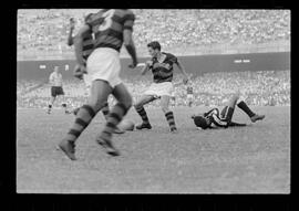 Fotografia "FUTEBOL = 'CAMPEONATO CARIOCA DE PROFISSIONAIS' Jogo Flamengo x Botafogo (3 x 1), America x Portuguesa (2 x 1), Madureira x Bangu (1 x 2), C. Grande x S. Cristovão (1 x 0) e C. Rio x Olaria (1 x 7), Reportagem de Esporte" ([Local n/d] , 1963) [negativo]. / Fotógrafo(a): Equipe.  -- ITEM-0139.