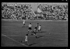 Fotografia "CAMPEONATO CARIOCA DE PROFISSIONAIS DE 1963' (1º TURNO) Jogo Botafogo x Campo Grande (2 x 0)" ([Local n/d] , 1963) [negativo]. / Fotógrafo(a): Demócrito; Ribeiro.  -- ITEM-0053.