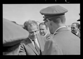 Fotografia "Jango em Recife; Jango Goulart em Recife. sendo recebido pelo Governador Miguel Arraes no Aeroporto do Estado.)" ([Local n/d] , 1963) [negativo]. / Fotógrafo(a): Sucursal.  -- ITEM-0022.