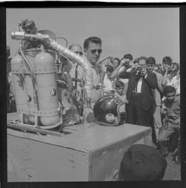 Fotografia "HOMEM VOADOR DOS ESTADOS UNIDOS' Homen [Homem] que Voa Exposição Americana Robert F. Courter, em apresentação no aterro da Glória), Reportagem de Holando [Holanda]" ([Local n/d] , 1963) [negativo]. / Fotógrafo(a): Ribeiro.  -- ITEM-0008.