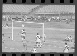 Fotografia "CAMPEONATO CARIOCA DE PROFISSIONAIS DE 1963' (1º Turno) Jogo Vasco da Gama x Olaria (1 x 0) no Maracanã" ([Local n/d] , 1963) [negativo]. / Fotógrafo(a): Demócrito; Ribeiro.  -- ITEM-0032.