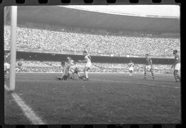 Fotografia "Jogos Campeonato Carioca; 'CAMPEONATO CARIOCA DE 1963' de PROFISSIONAIS (1º Turno) Jogos Vasco x Fluminense (3 x 1) Botafogo x Canto do Rio (3 x 0) America x Madureira (5 x 2) e Olaria x Portuguesa, Reportagem de Esporte" ([Local n/d] , 1963) [negativo]. / Fotógrafo(a): Equipe.  -- ITEM-0084.