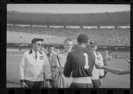 Fotografia "CAMPEONATO CARIOCA DE PROFISSIONAIS DE 1963 (1º TURNO) Jogos - Campeonato Carioca. Flamengo x Madureira (5 x 0) - Vasco x América (2 x 0) e Fluminense x Portuguesa (1 x 1). e Peter Kedzierski, homem voador dos EUA, (Vôo)" ([Local n/d] , 1963) [negativo]. / Fotógrafo(a): Equipe.  -- ITEM-0006.