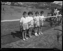 Fotografia "Esporte - Tênis" ([Local n/d] , [Data n/d]) [negativo]. / Fotógrafo(a): Ângelo.  -- ITEM-0002.