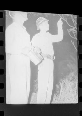 Fotografia "Família perdida no 'Bico do Papagaio'; 'ALPINISTAS' 'Buscas' - Família perdida no 'Pico do Papagaio'" ([Local n/d] , 1963) [negativo]. / Fotógrafo(a): Pedro.  -- ITEM-0005.