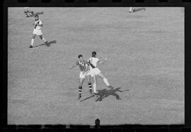 Fotografia "Jogos Campeonato Carioca; 'CAMPEONATO CARIOCA DE 1963' de PROFISSIONAIS (1º Turno) Jogos Vasco x Fluminense (3 x 1) Botafogo x Canto do Rio (3 x 0) America x Madureira (5 x 2) e Olaria x Portuguesa, Reportagem de Esporte" ([Local n/d] , 1963) [negativo]. / Fotógrafo(a): Equipe.  -- ITEM-0276.