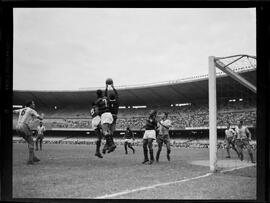 Fotografia "Esporte - Futebol. Canto do Rio x Flamengo" ([Local n/d] , [Data n/d]) [negativo]. / Fotógrafo(a): Domingos.  -- ITEM-0006.