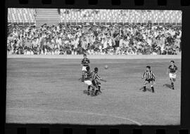 Fotografia "FUTEBOL = 'CAMPEONATO CARIOCA DE PROFISSIONAIS' Jogo Flamengo x Botafogo (3 x 1), America x Portuguesa (2 x 1), Madureira x Bangu (1 x 2), C. Grande x S. Cristovão (1 x 0) e C. Rio x Olaria (1 x 7), Reportagem de Esporte" ([Local n/d] , 1963) [negativo]. / Fotógrafo(a): Equipe.  -- ITEM-0132.