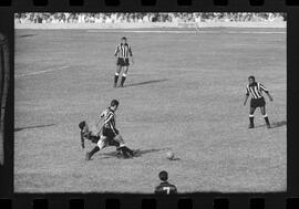 Fotografia "FUTEBOL = 'CAMPEONATO CARIOCA DE PROFISSIONAIS' Jogo Flamengo x Botafogo (3 x 1), America x Portuguesa (2 x 1), Madureira x Bangu (1 x 2), C. Grande x S. Cristovão (1 x 0) e C. Rio x Olaria (1 x 7), Reportagem de Esporte" ([Local n/d] , 1963) [negativo]. / Fotógrafo(a): Equipe.  -- ITEM-0093.