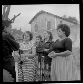 Fotografia "Escola França' Escola recém inaugurada em Piedade, sem condições para aulas a alunos transferidos para tal Escola, Reportagem com Diretora, Maria José Borges Capela), Reportagem de Adilson" ([Local n/d] , 1963) [negativo]. / Fotógrafo(a): Méra.  -- ITEM-0003.