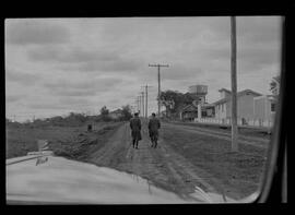 Fotografia "Rep. pelo SUL DO BRASIL (ESPECIAL); 'REPORTAGEM ESPECIAL DE 'UH' 'CONTRABANDO DE ARMAS, Em S. PAULO, SANTA CATARINA, RIO GRANDE DO SUL ETC...' Reportagem feita pela equipe de 'UH'), Reportagem de Amado Ribeiro" ([Local n/d] , 1963) [negativo]. / Fotógrafo(a): Paulo Reis.  -- ITEM-0109.