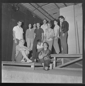 Fotografia "TEATRO DO JOVEM; TEATRO DE AGORA - UNE" ([Local n/d] , 1961) [negativo]. / Fotógrafo(a): ALVARO.  -- ITEM-0005.