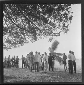 Fotografia "Aspectos da Operação 'Viuva [Viúva] Negra' incendio [incêndio] etc -; GOVERNADOR E ILHA FUNDÃO = OPERAÇÃO 'VIUVA [VIÚVA] NEGRA' A FAB inicia exterminio [extermínio] completo das aranhas Viuvas [Viúvas] Negras' sob comando do cap. medico [médico] Veloso jogando bombas de gasolina gelatinosa e incendiando-as - aspectos da Operação -" ([Local n/d] , 1961) [negativo]. / Fotógrafo(a): Luiz Santos.  -- ITEM-0010.