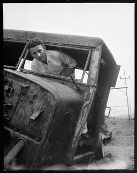 Fotografia "Desastre de trem em Nova Itaguassú (reconstituição)" ([Local n/d] , [Data n/d]) [negativo]. / Fotógrafo(a): Vieira Junior.  -- ITEM-0006.