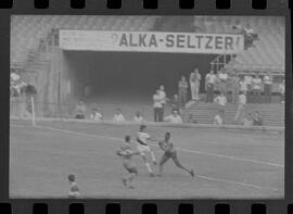 Fotografia "CAMPEONATO CARIOCA DE PROFISSIONAIS DE 1963' (1º Turno) Jogo Vasco da Gama x Olaria (1 x 0) no Maracanã" ([Local n/d] , 1963) [negativo]. / Fotógrafo(a): Demócrito; Ribeiro.  -- ITEM-0006.