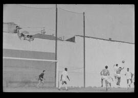 Fotografia "Campeonato Carioca de Profissionais de 63 (1° Turno) Esporte - jogo Fluminense (1 x 0) Bonsucesso" ([Local n/d] , 1963) [negativo]. / Fotógrafo(a): Democrito.  -- ITEM-0097.