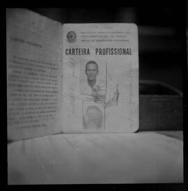 Fotografia "RECLAMAÇÕES NA REDAÇÃO DE UH' Entrevista na Redação (Sr. José Gonçalves Avila), Reportagem de Broxado" ([Local n/d] , 1963) [negativo]. / Fotógrafo(a): Ferreira.  -- ITEM-0001.