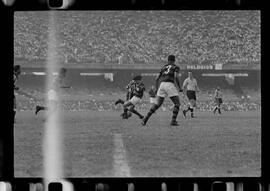 Fotografia "FUTEBOL = 'CAMPEONATO CARIOCA DE PROFISSIONAIS' Jogo Flamengo x Botafogo (3 x 1), America x Portuguesa (2 x 1), Madureira x Bangu (1 x 2), C. Grande x S. Cristovão (1 x 0) e C. Rio x Olaria (1 x 7), Reportagem de Esporte" ([Local n/d] , 1963) [negativo]. / Fotógrafo(a): Equipe.  -- ITEM-0127.